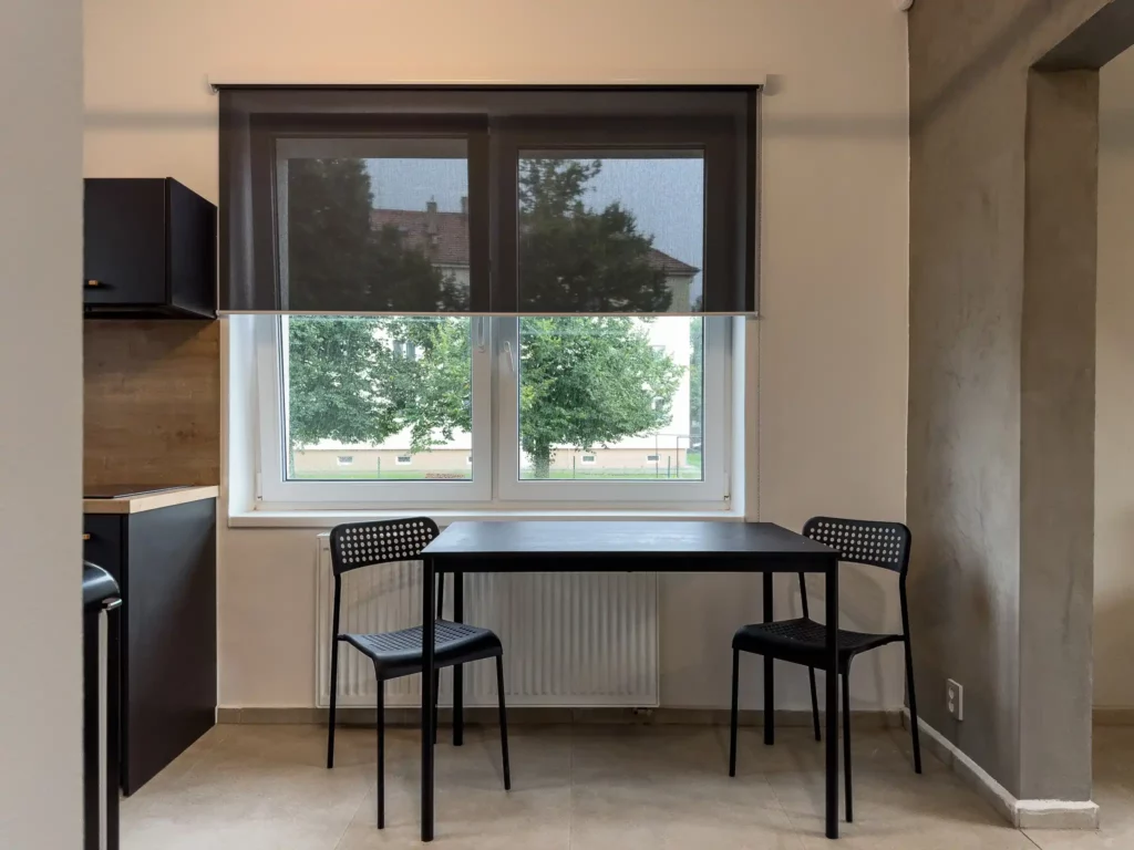 Apartmán Budyně - penzion MEZIDOMÍ - jídelní stůl